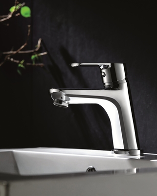 Robinet de lavabo de salle de bains commercial à une poignée en métal chromé 142 mm de haut