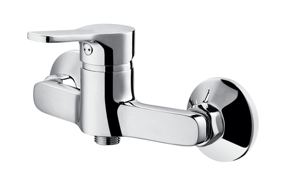 Nettoyage facile du robinet mitigeur de douche à un levier chromé miroir brillant